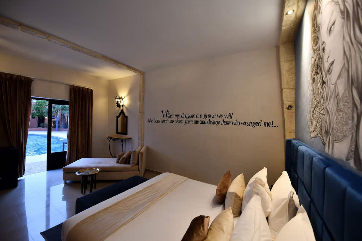 Suite A Theme vue piscine | Egyptian cotton sheets, premium bedding, down comforters