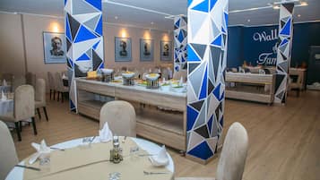 Se ofrece un desayuno bufé (100 MAD por persona)