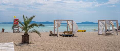 Plage à proximité, sable blanc, chaises longues, parasols