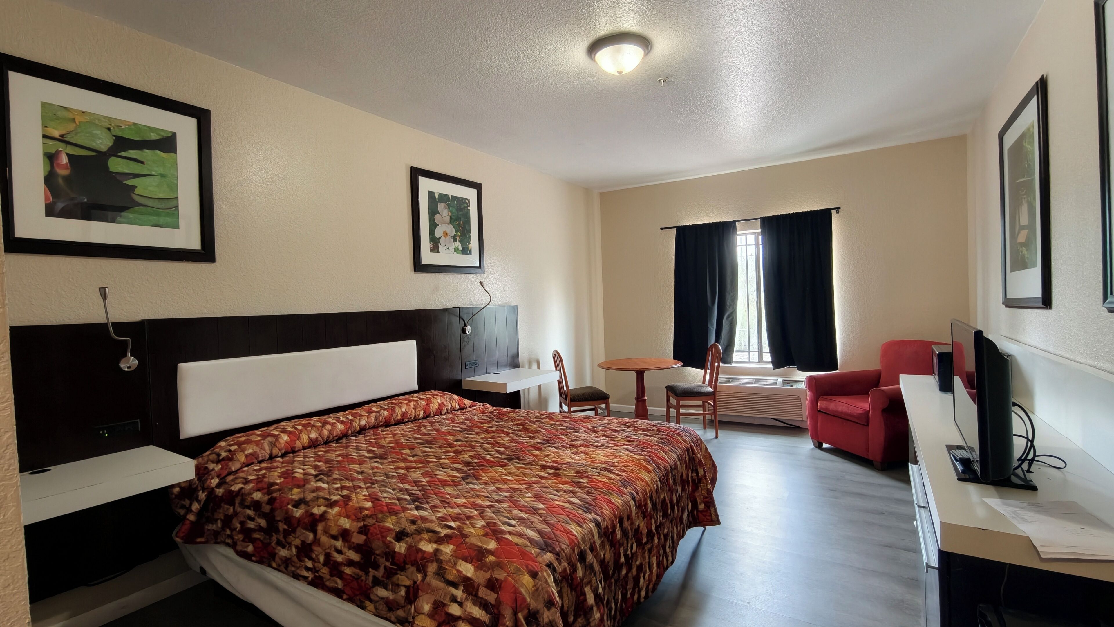 Chambre, 1 très grand lit | Bureau, espace de travail pour ordinateurs portables