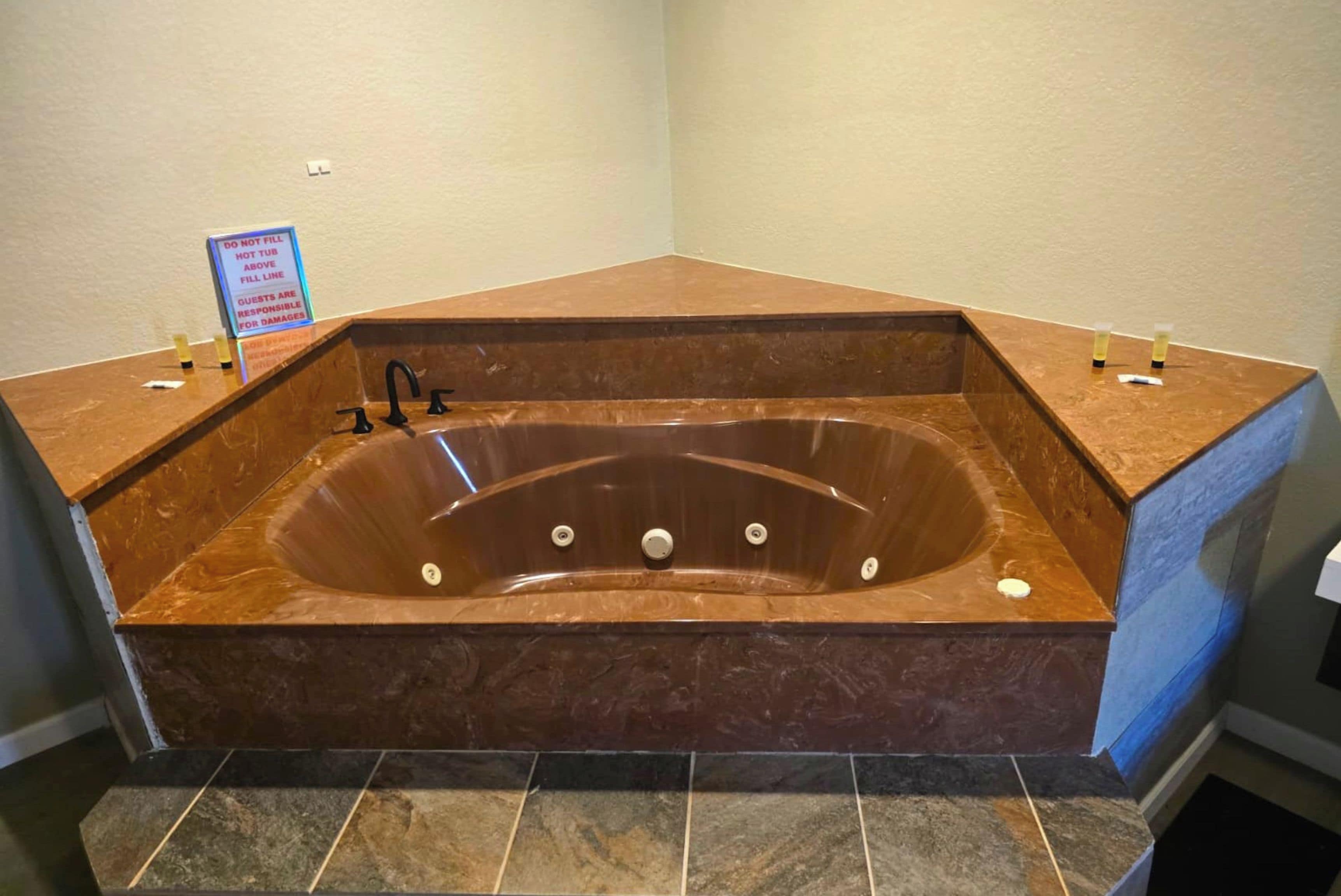 Jetted bathtub