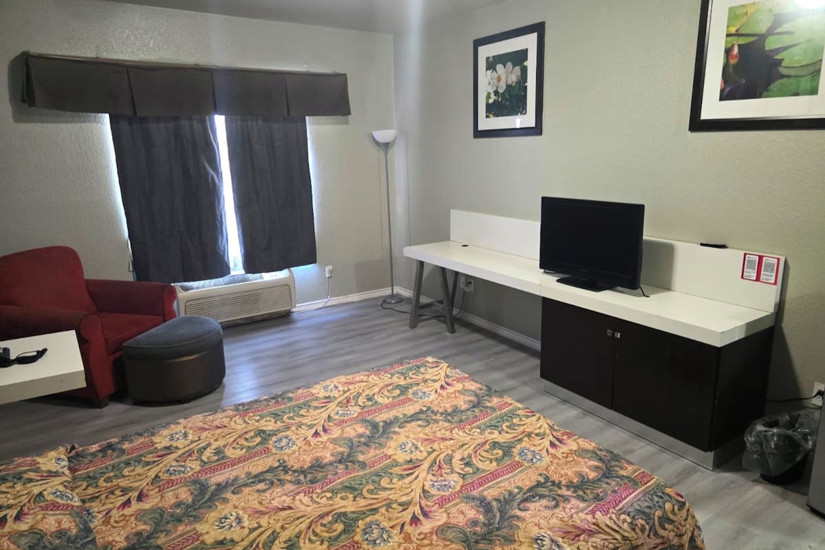 Quarto, 1 cama King | Camas extras/dobráveis, Wi-Fi de cortesia, roupa de cama