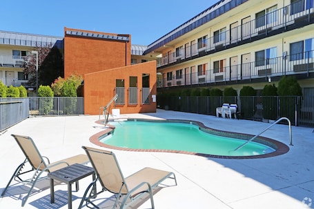 Outdoor pool. Olympic Inn & Suites