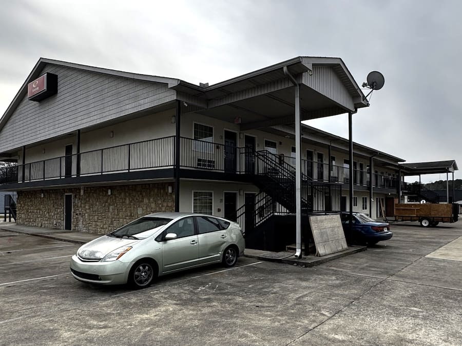 Tempat letak kenderaan sendiri percuma