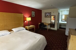 Desk, iron/ironing board, free WiFi, bed sheets - General Bragg Inn & Suites Chickamauga (Chickamauga)