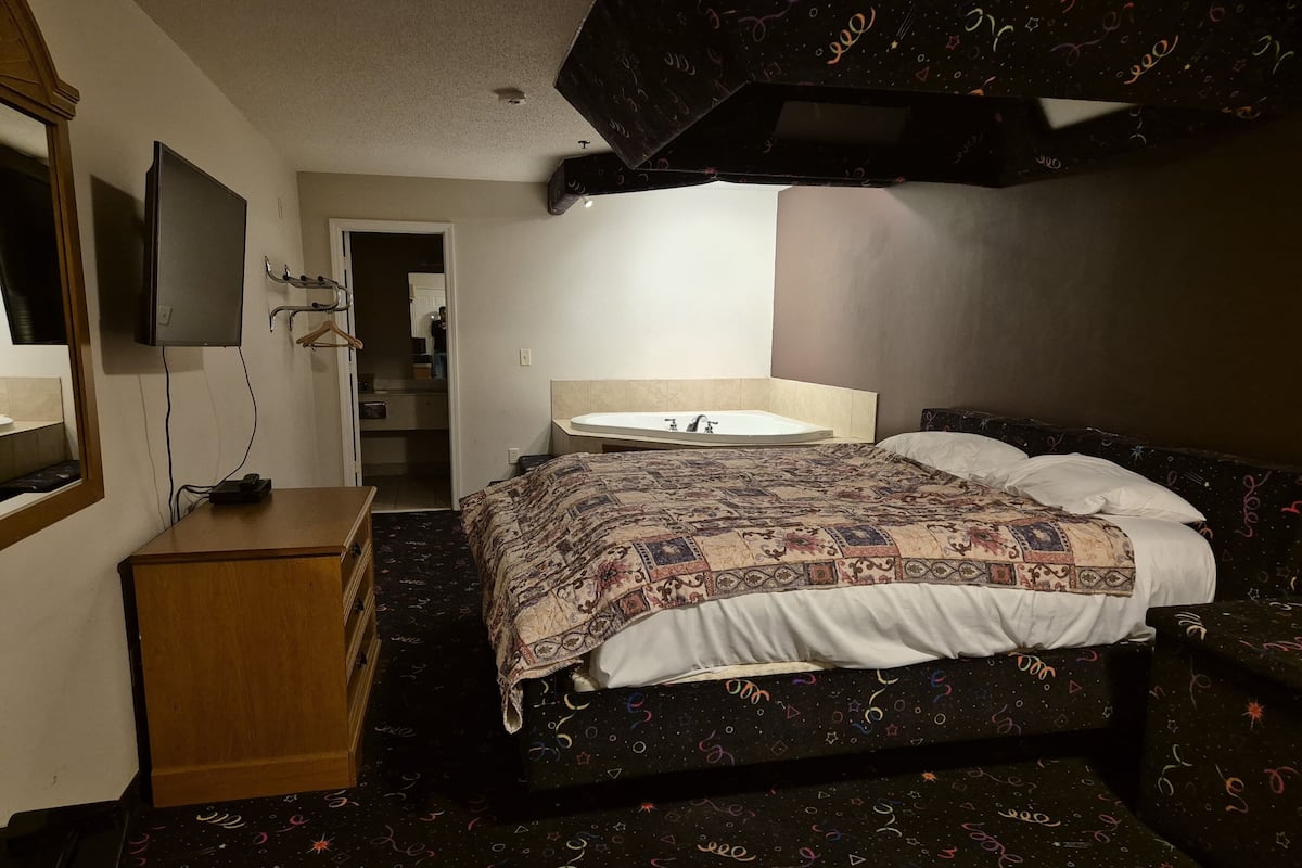 Kamar Standar, 1 Tempat Tidur King, Bebas Asap Rokok (Jetted Tub) | Meja kerja, setrika/meja setrika, Wi-Fi gratis, dan seprai linen