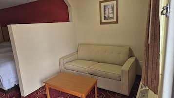 Suite, 2 Tempat Tidur Queen | Meja kerja, setrika/meja setrika, Wi-Fi gratis, dan seprai linen