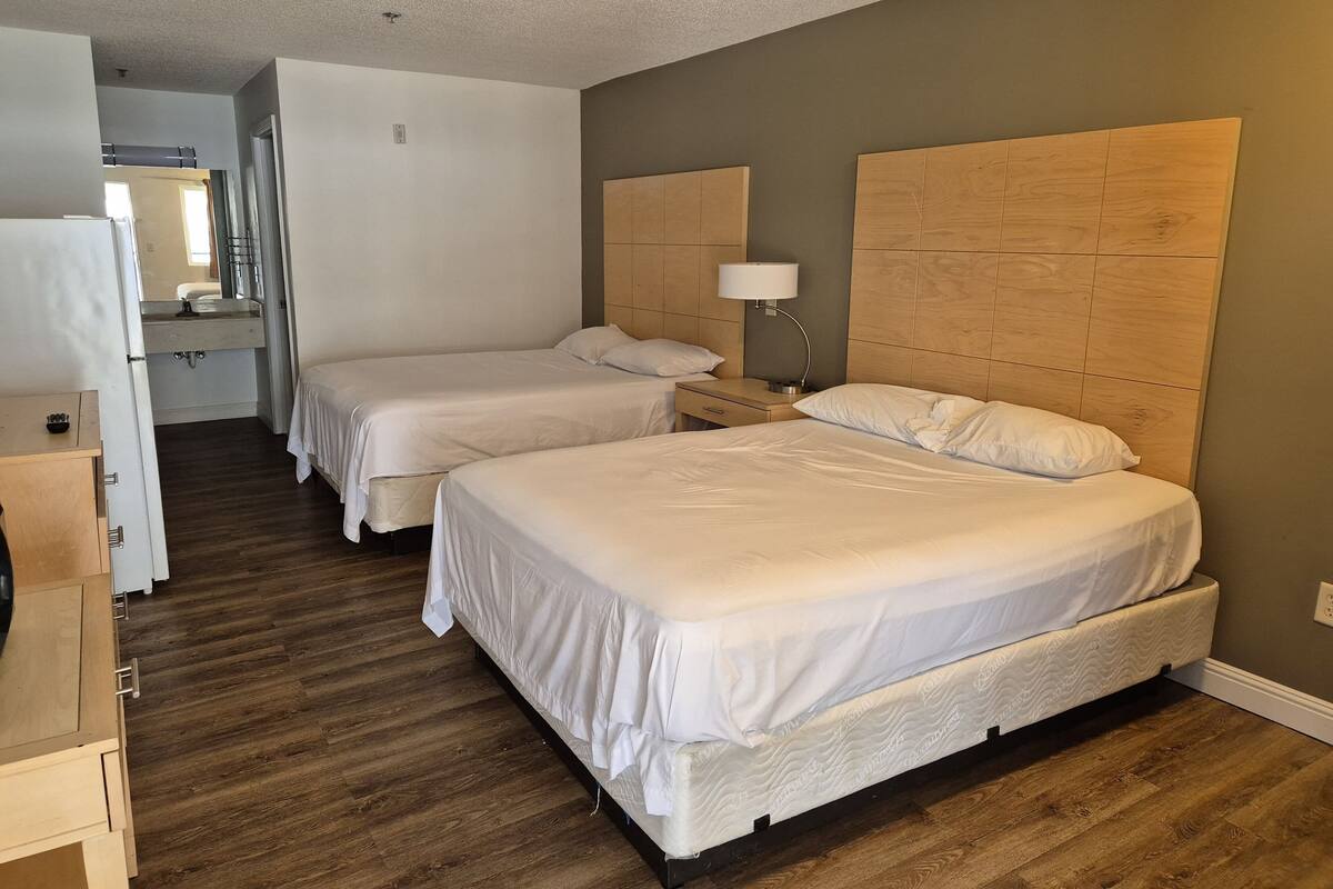 Suite, 2 Tempat Tidur Queen | Meja kerja, setrika/meja setrika, Wi-Fi gratis, dan seprai linen
