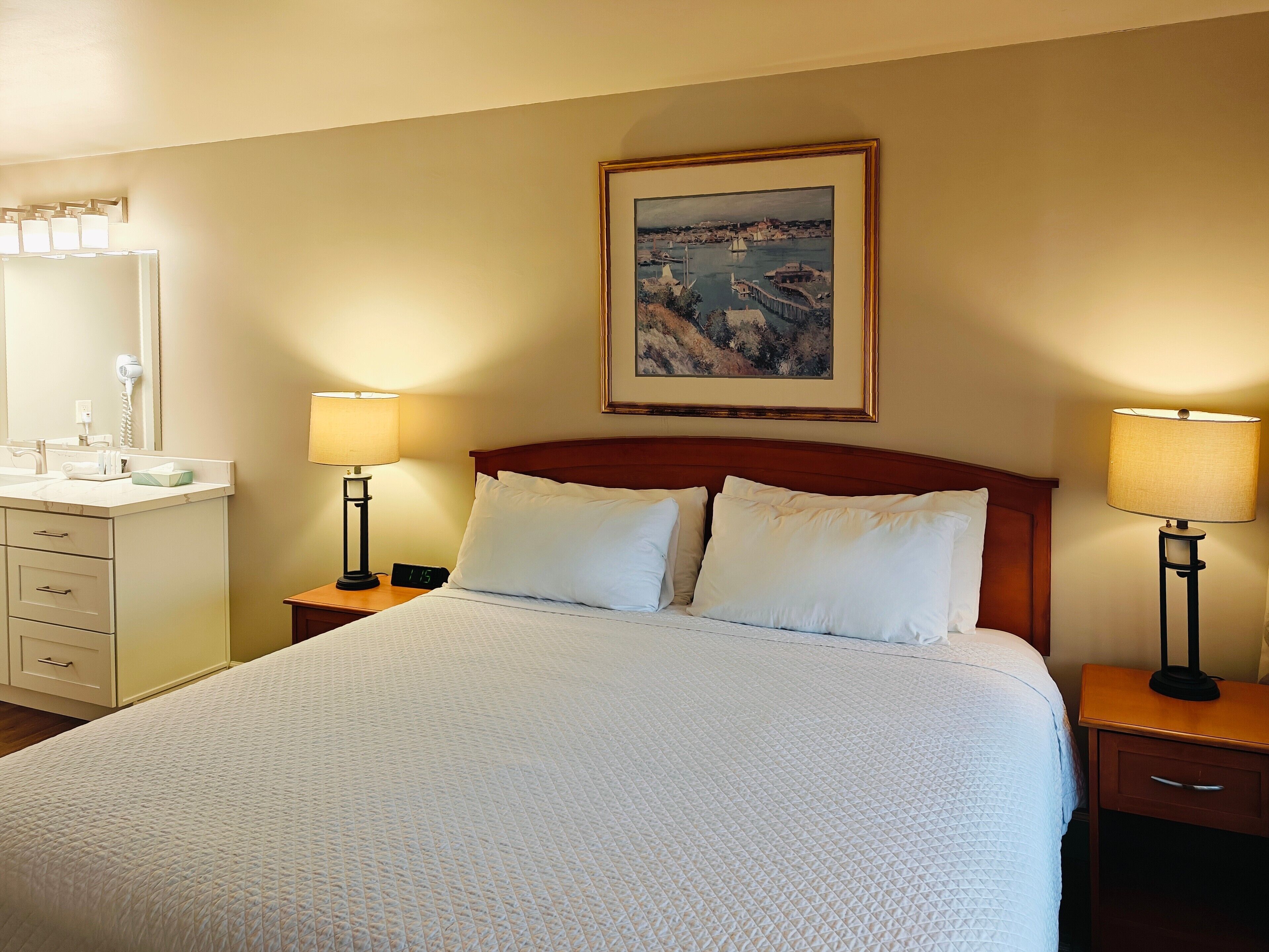 シグネチャー ルーム キングベッド 1 台ソファーベッド付き | 1 室のベッドルーム、デスク、ノートパソコン用作業スペース、アイロン / アイロン台