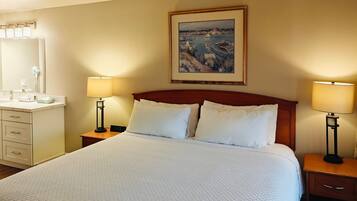 Camera Signature, 1 letto king con divano letto | 1 camera, una scrivania, postazione laptop, ferro/asse da stiro