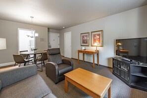 Quarto, 1 cama King e sofá-cama | Sala de estar | Smart TV 50 polegadas com canais a cabo