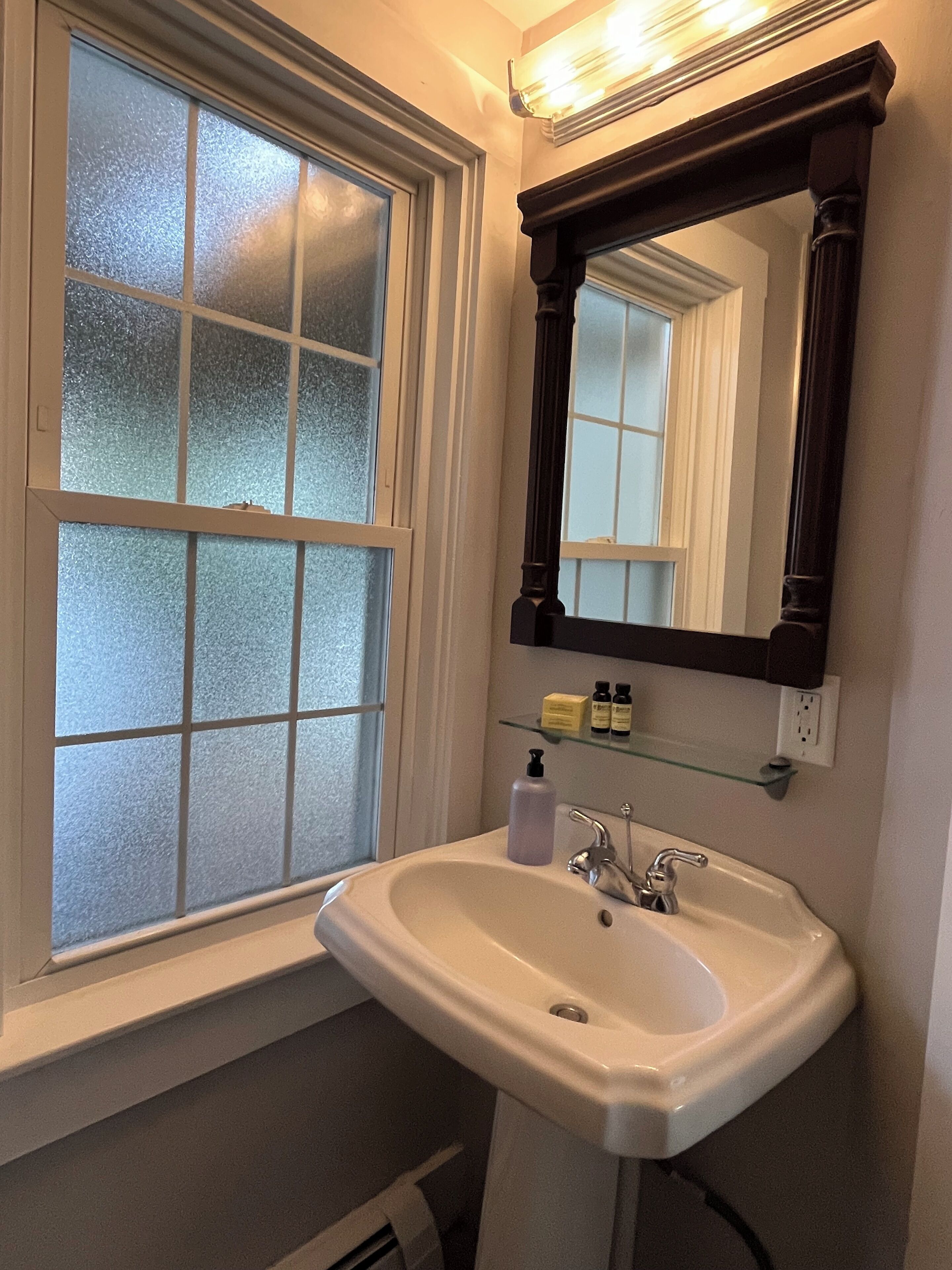 deluxe room | bathroom | free toiletries, hair dryer, towels, shampoo