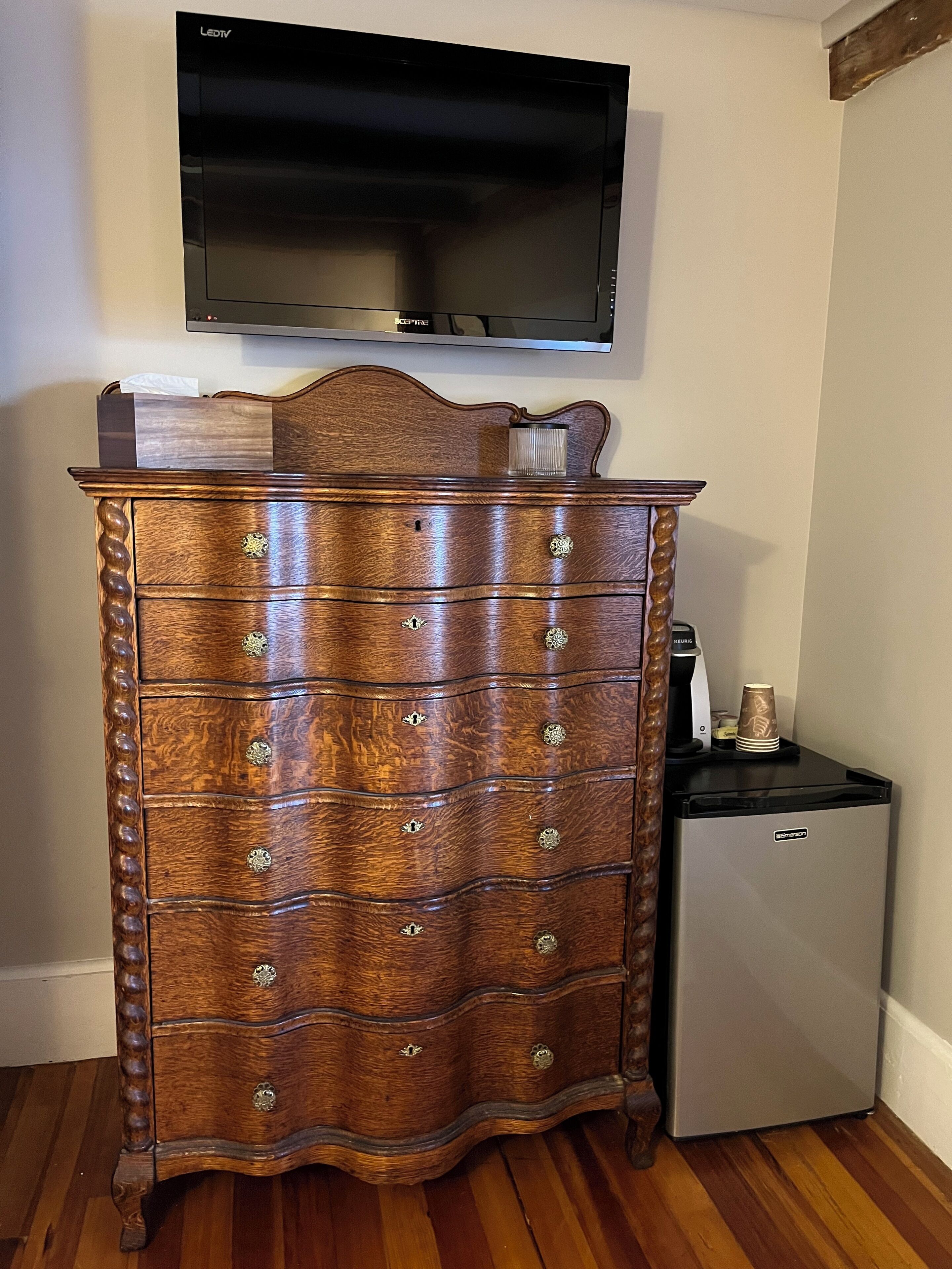 economy room, 1 queen bed | 1 bedroom, in-room safe, individually decorated, individually furnished