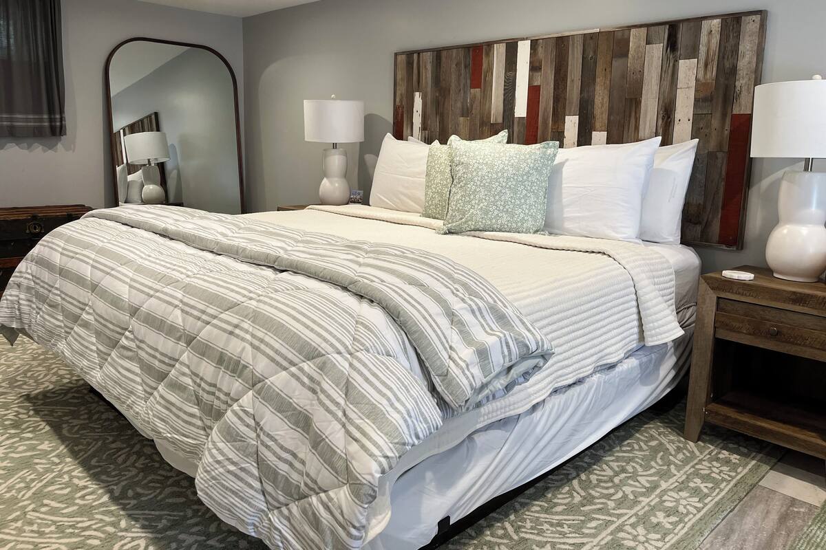 Quarto econômico, 1 cama King | 20 quartos, cofres nos quartos, Wi-Fi de cortesia