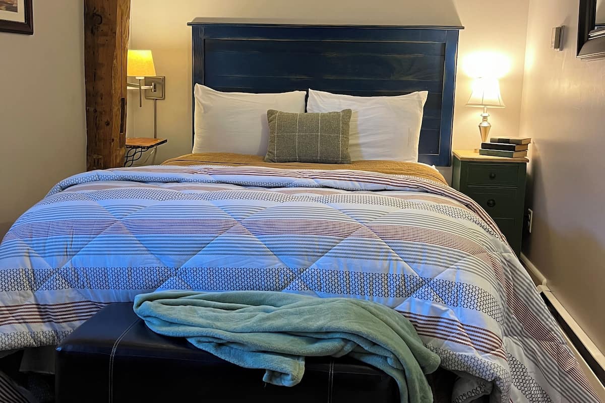 Quarto econômico, 1 cama Queen | 20 quartos, cofres nos quartos, Wi-Fi de cortesia