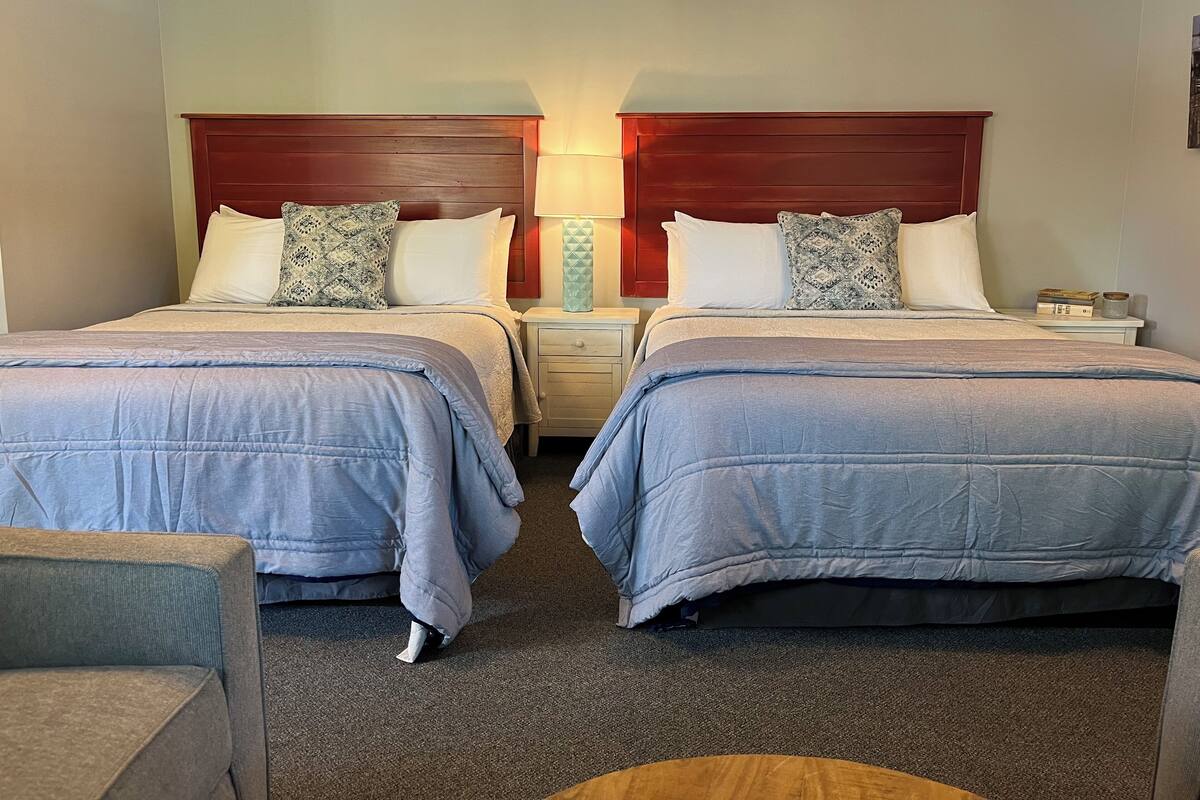 Quarto casal, 2 camas Queen | 20 quartos, cofres nos quartos, Wi-Fi de cortesia
