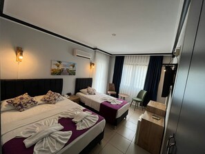 Driepersoonskamer | Luxe beddengoed, pillowtop-bedden, een minibar, een kluis op de kamer