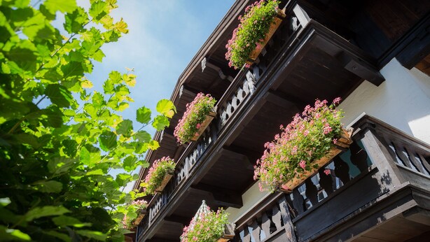 Un edificio con varios balcones decorados con jardineras.