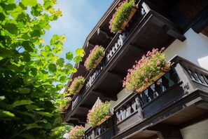 Un immeuble doté de nombreux balcons ornés de jardinières.