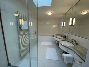 Suite Deluxe, 1 habitación, balcón, vistas a la montaña | Baño | Artículos de higiene personal de diseño, secador de pelo y toallas