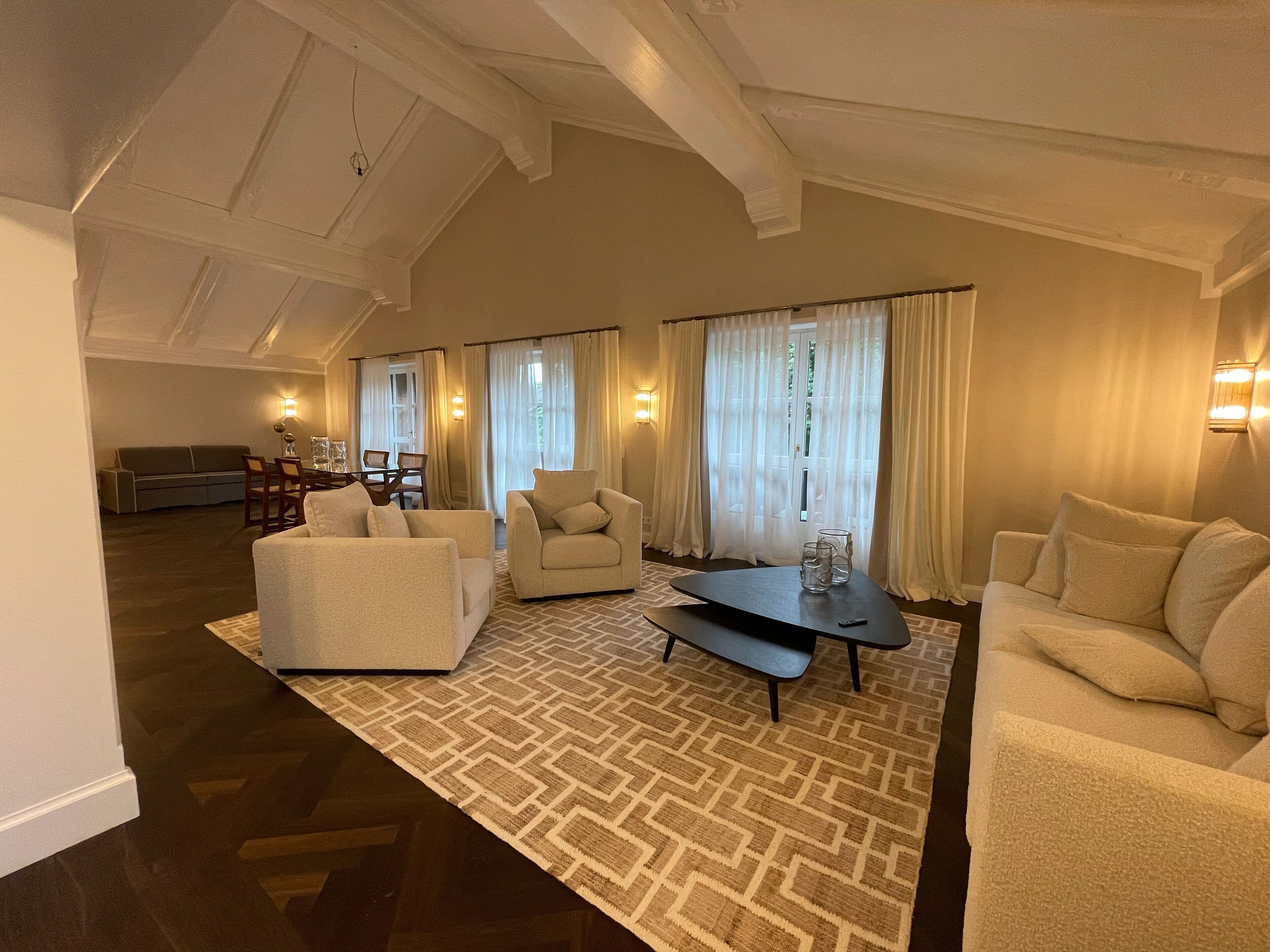 Studio Suite Mewah, 1 kamar tidur, balkon, pemandangan gunung | Area keluarga | TV layar datar