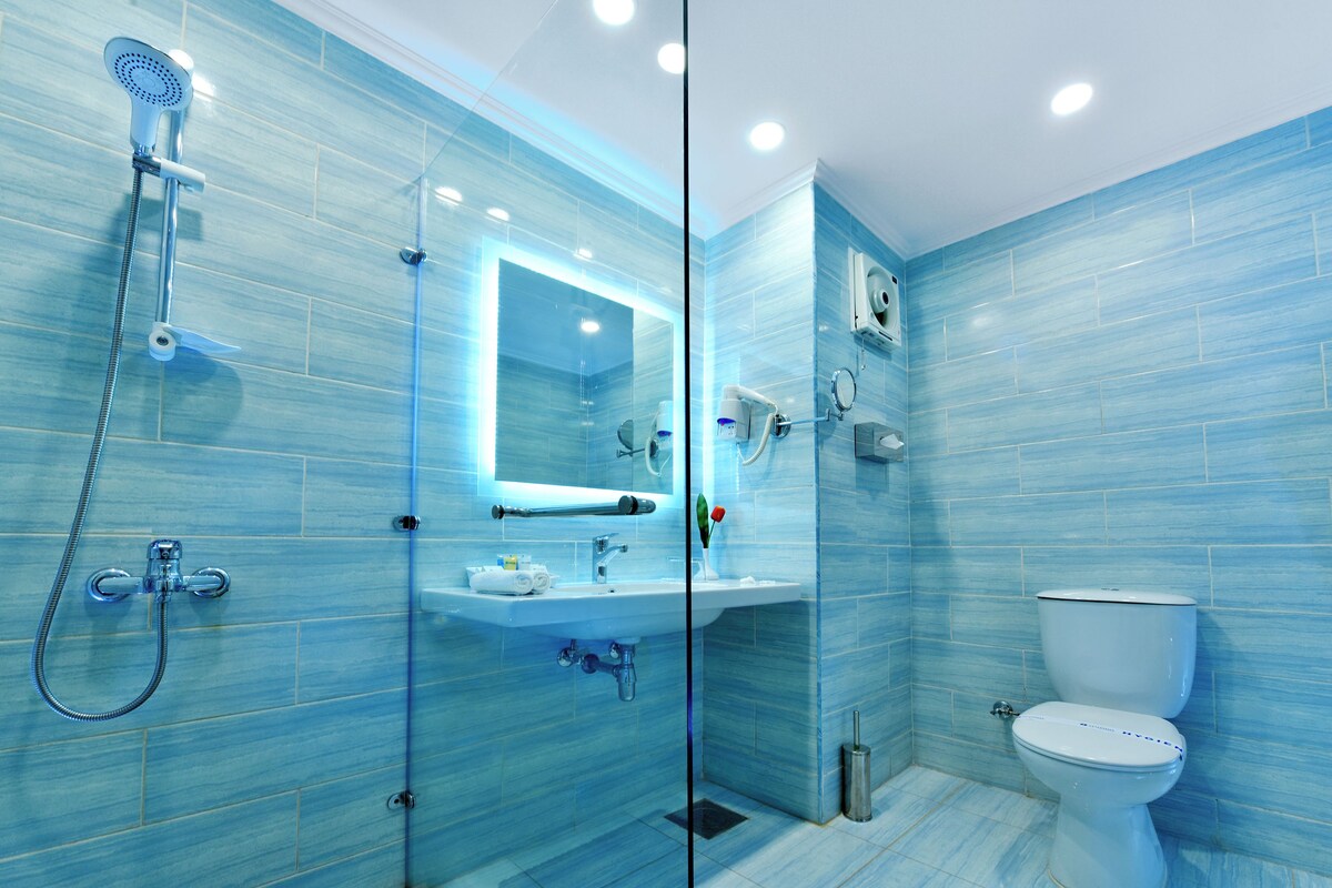 Bathroom | Combined shower/bathtub, towels