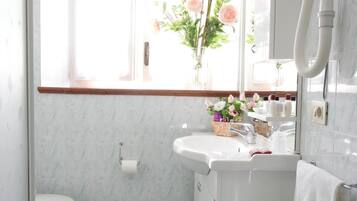 Een douche, gratis toiletartikelen, een bidet, handdoeken