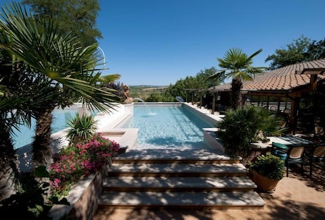 2 outdoor pools. Hotel Il Pietreto