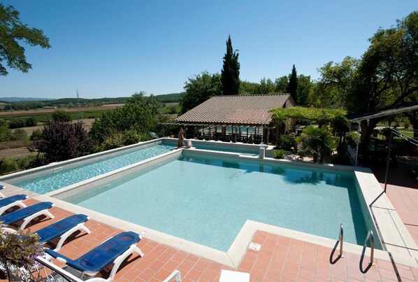 2 piscines extérieures