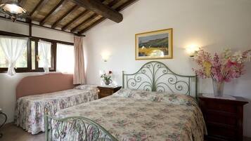 Kolmen hengen huone | Minibaari, työpöytä, ilmainen Wi-Fi, vuodevaatteet