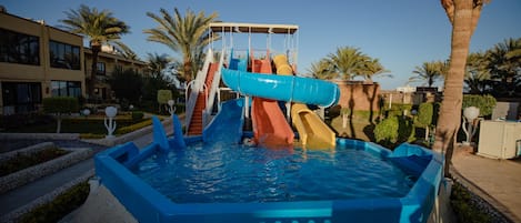3 piscines extérieures
