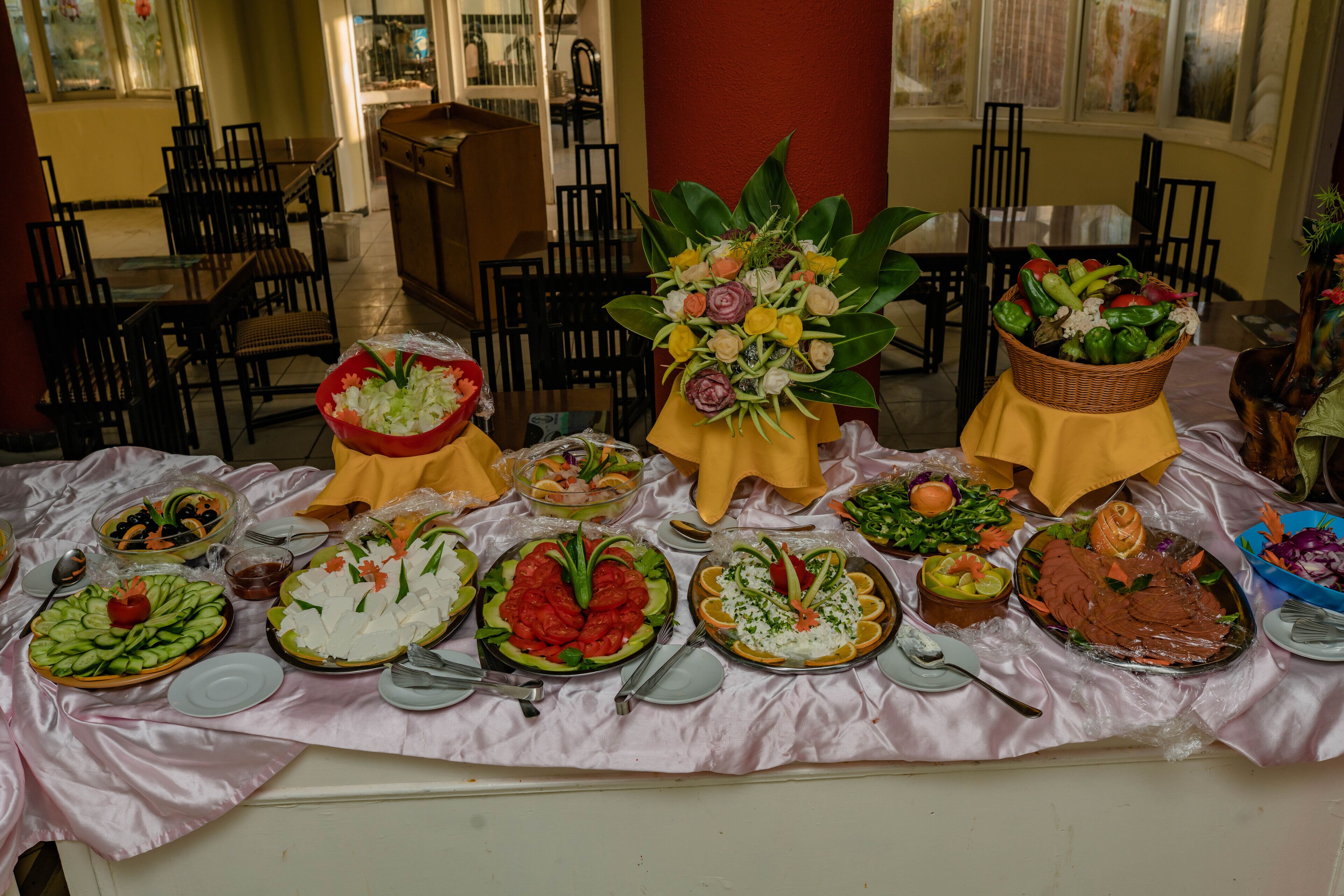 Una mesa de buffet con diversos platos y una pieza central.
