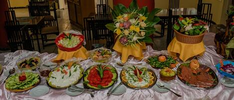 Una mesa de buffet con diversos platos y una pieza central.