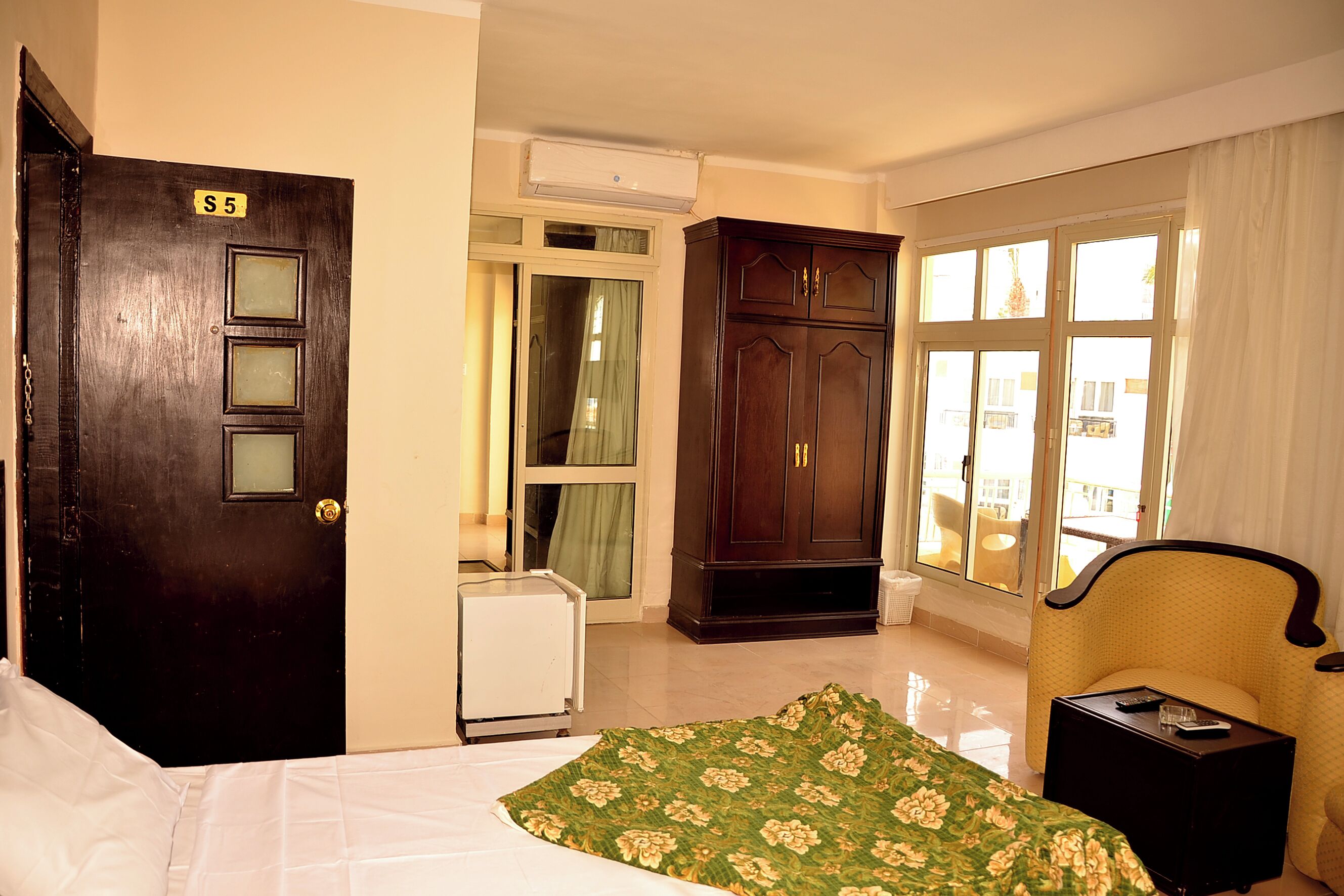 Minibar, Wi-Fi, draps fournis