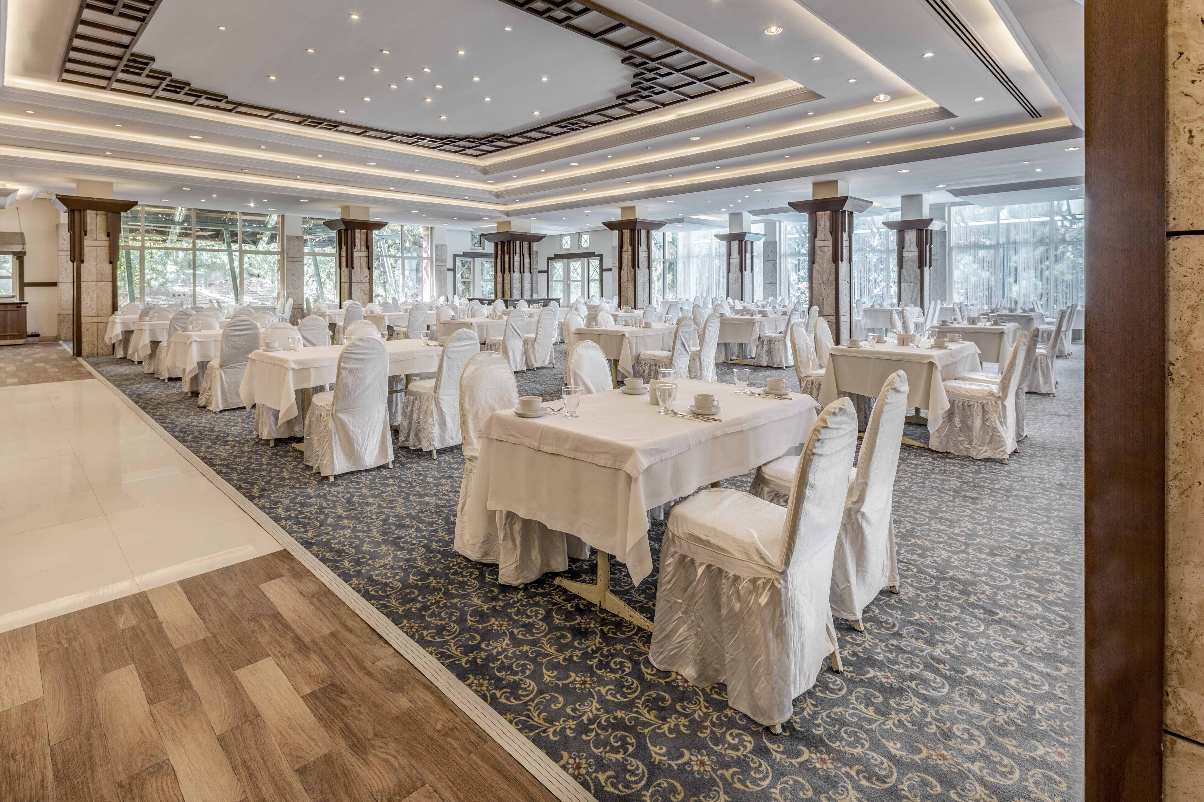 2 restauranter: frokost og middag serveres