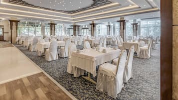 2 restauranter: frokost og middag serveres