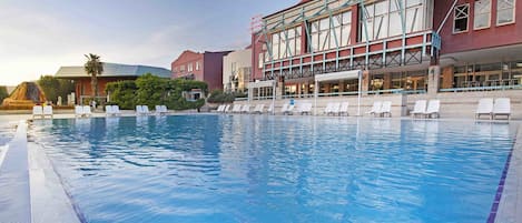 2 albercas techadas y alberca al aire libre por temporada