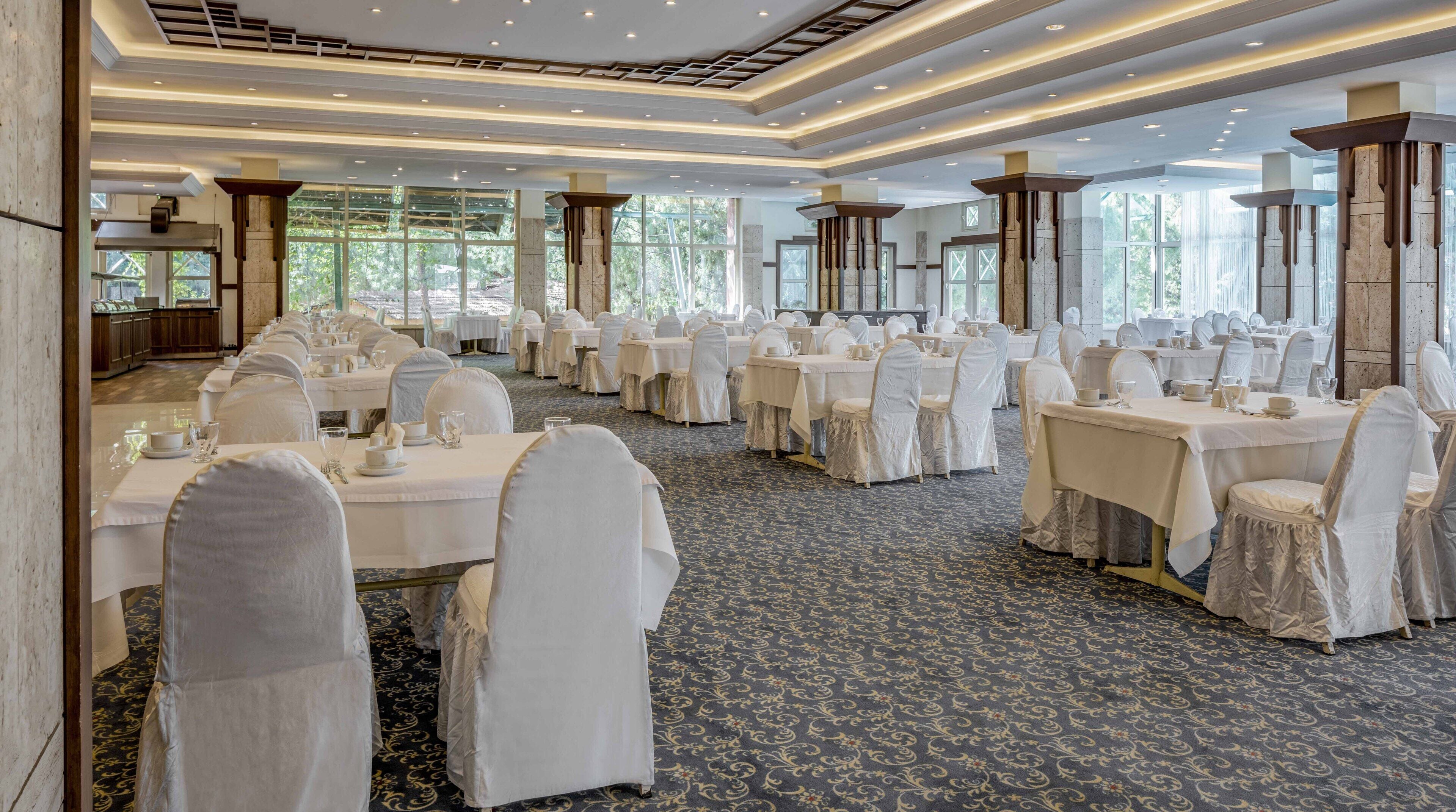 2 restaurants, breakfast served