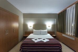 Minibar, caja de seguridad en la habitación y escritorio