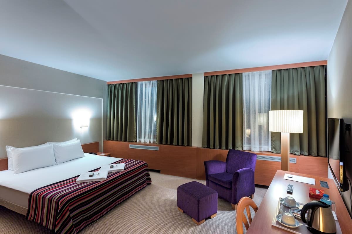 Family Triple Room | Minibar, in-room safe, desk, soundproofing