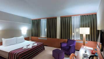 Family Triple Room | Minibar, in-room safe, desk, soundproofing