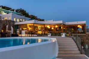 Seasonal outdoor pool, pool umbrellas, sun loungers - Panormos Village Hotel (Mykonos)