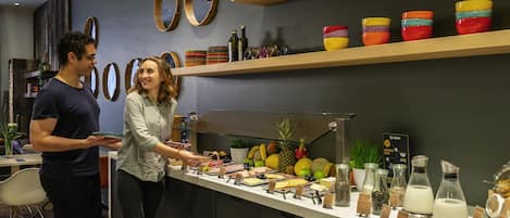 Petit déjeuner buffet (22 EUR par personne)