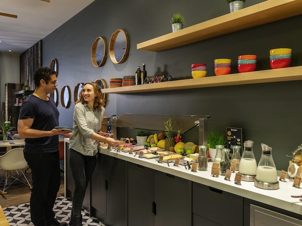 Tägliches Frühstücksbuffet (22 EUR pro Person)