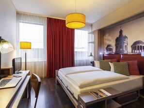 Studio, Meerdere bedden | Een kluis op de kamer, een bureau, een laptopwerkplek