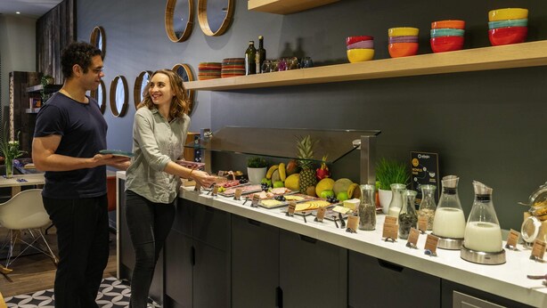 Eine moderne Küche mit einem Buffet, das verschiedene Speisen und Beilagen umfasst.