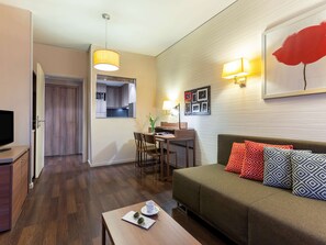 Leilighet, 1 soverom | Safe på rommet, skrivebord og skrivebord for bærbar PC