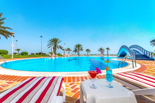 2 albercas al aire libre, sombrillas en la alberca y camastros