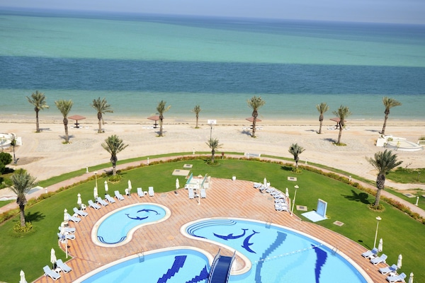 Aan een privéstrand, wit zand, duiken, waterskiën