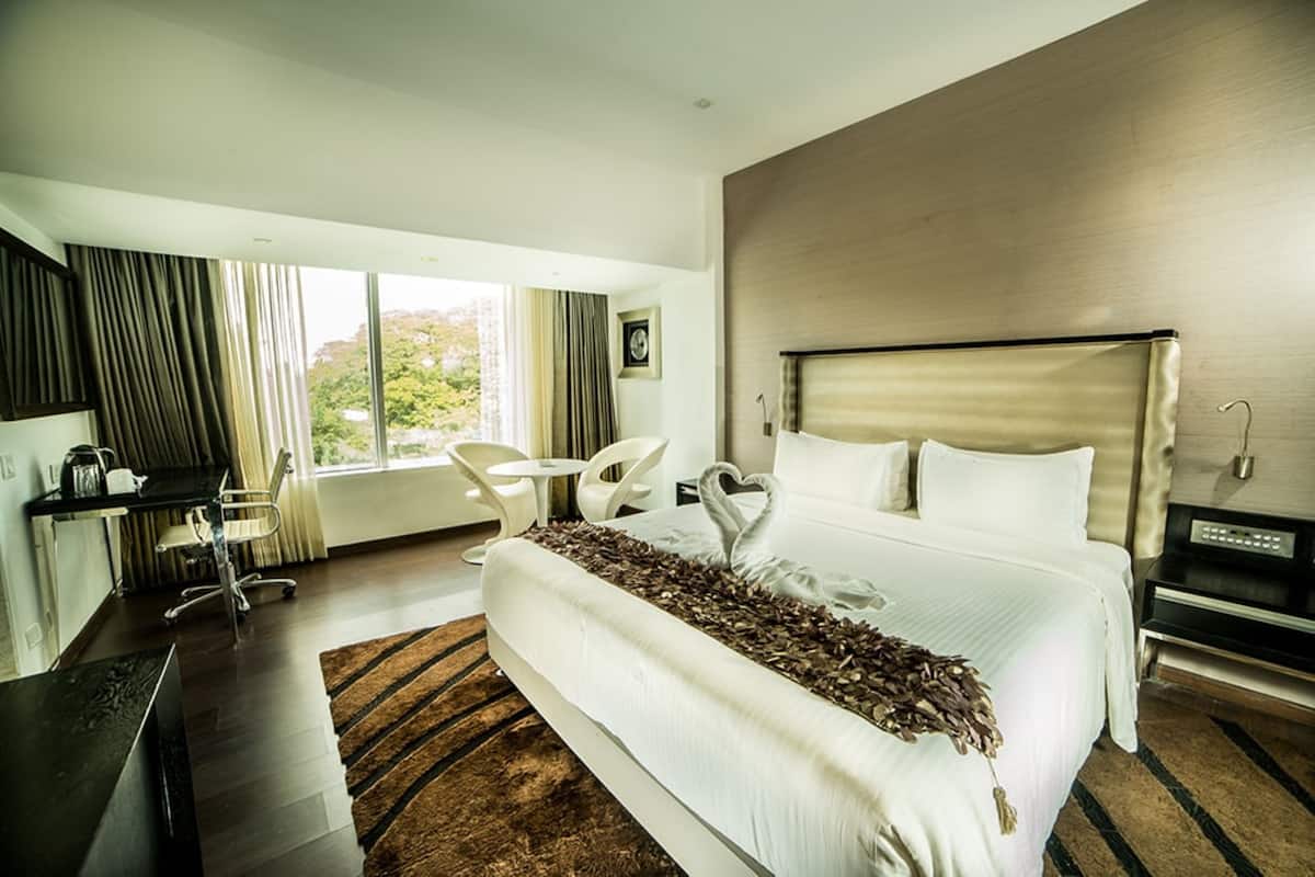 Premium bedding, minibar, in-room safe, desk